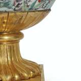 A LATE LOUIS XV 'GOUT GREC' ORMOLU MOUNTED CHINESE FAMILLE V... - фото 4