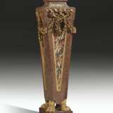 A NORTH ITALIAN FAUX MARBLE AND PARCEL-GILT PEDESTAL - Foto 1