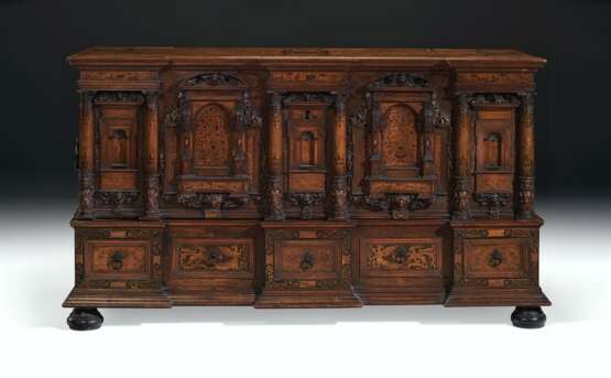 A GERMAN WALNUT, ASH, BIRCH FRUITWOOD AND MARQUETRY CHEST - фото 1