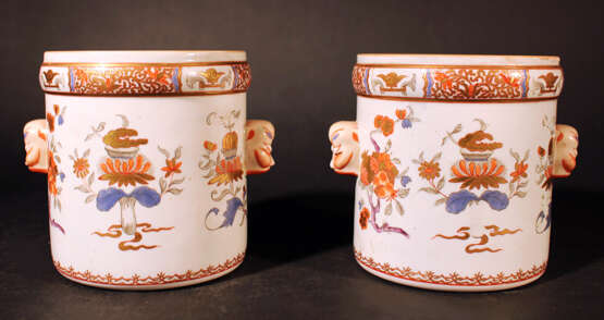A pair of Compagnie des Indes porcelain pots, cylindrical shape with two grimaces faces on the sides - фото 1