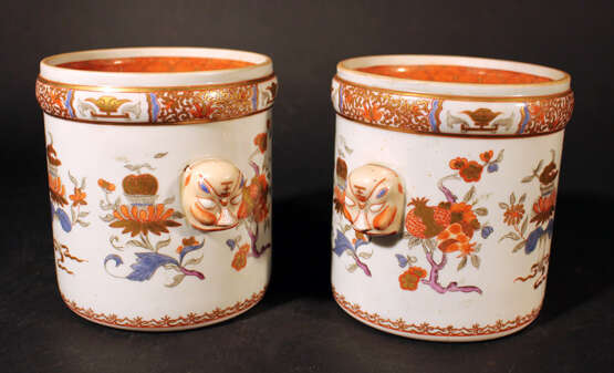 A pair of Compagnie des Indes porcelain pots, cylindrical shape with two grimaces faces on the sides - photo 2