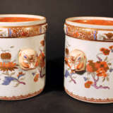 A pair of Compagnie des Indes porcelain pots, cylindrical shape with two grimaces faces on the sides - photo 2