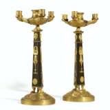 A PAIR OF EMPIRE ORMOLU AND PATINATED-BRONZE FOUR-LIGHT CAND... - Foto 1