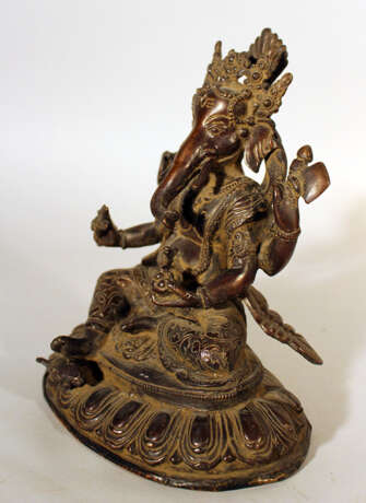 Two Indochinese bronze scupltures of godesses, on integrated bases - фото 2