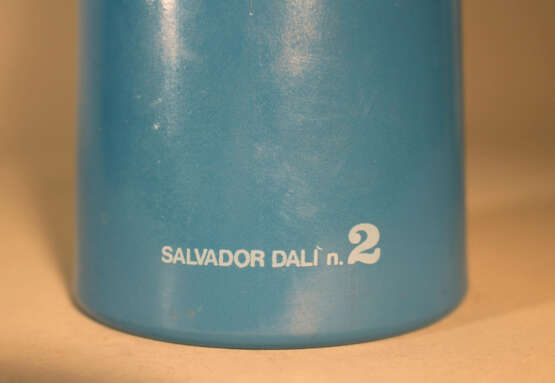 Salvador Dalí (1904-1989), Surrealistic glass bottle in blue colour with Dali still life - Foto 3