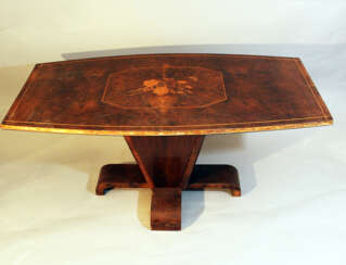 Art Deco table on central foot with four bowed side foot