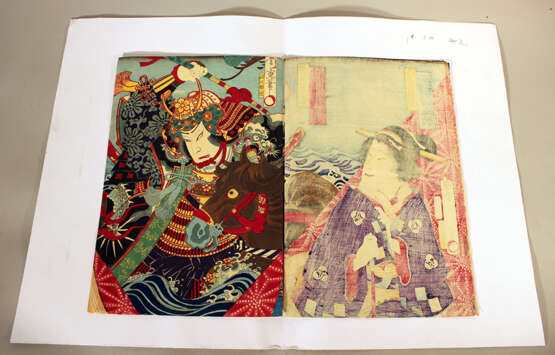 Japanese woodcut including three pages with coloured Geishas and a warrior with horse - Foto 2