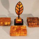 Lot of four amber objets including thee boxes with lids and one paper weight in shape of a feather on bronze base - Foto 1