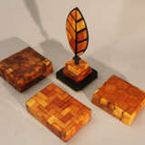 Lot of four amber objets including thee boxes with lids and one paper weight in shape of a feather on bronze base - Foto 2