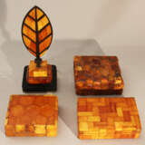 Lot of four amber objets including thee boxes with lids and one paper weight in shape of a feather on bronze base - Foto 3