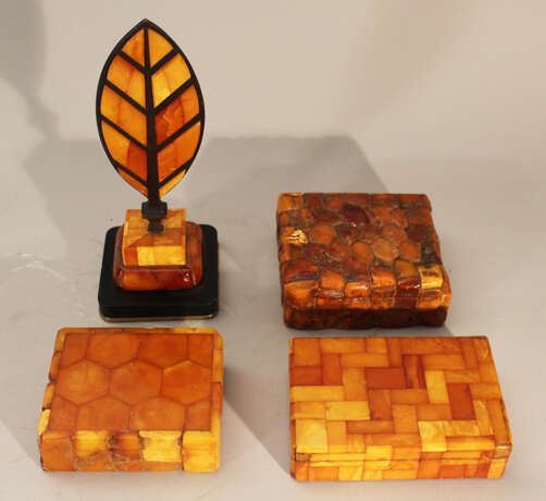 Lot of four amber objets including thee boxes with lids and one paper weight in shape of a feather on bronze base - фото 3