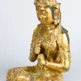 A late Ming bronze sculpture of goddess Guanyin - Foto 2
