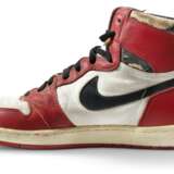 Air Jordan 1 High "'Shattered Backboard' Origin Story," Game-Worn Signed Sneaker - Foto 7