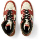 Air Jordan 1 High "'Shattered Backboard' Origin Story," Game-Worn Signed Sneaker - Foto 15