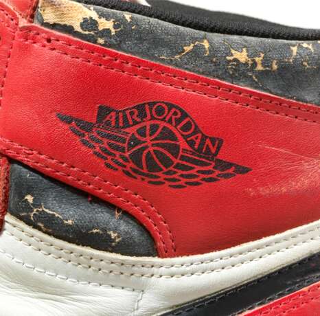 Air Jordan 1 High "'Shattered Backboard' Origin Story," Game-Worn Signed Sneaker - Foto 16