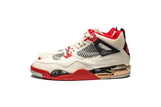 Air Jordan 4 “Fire Red,” Player Exclusive, Game-Worn Signed Sneaker - Foto 1