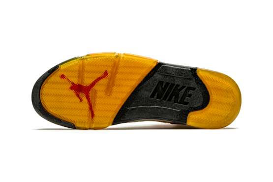 Air Jordan 5 “Fire Red,” Player Exclusive Sneaker - Foto 4
