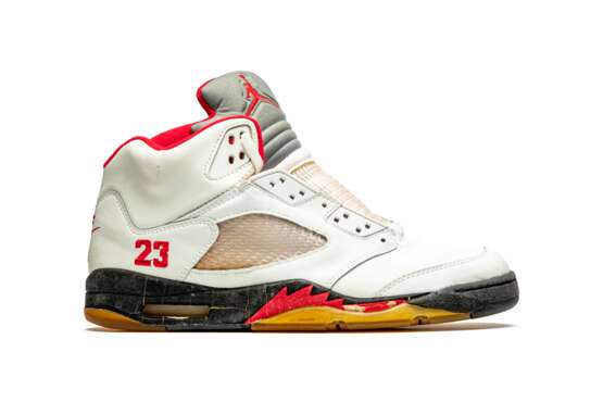 Air Jordan 5 “Fire Red,” Player Exclusive Sneaker - Foto 6