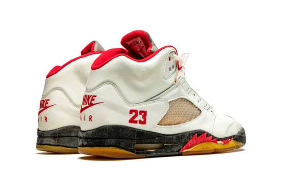 Air Jordan 5 “Fire Red,” Player Exclusive Sneaker - Foto 11