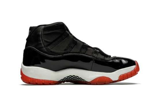 Air Jordan 11 “Bred,” Player Exclusive Sneaker - Foto 3