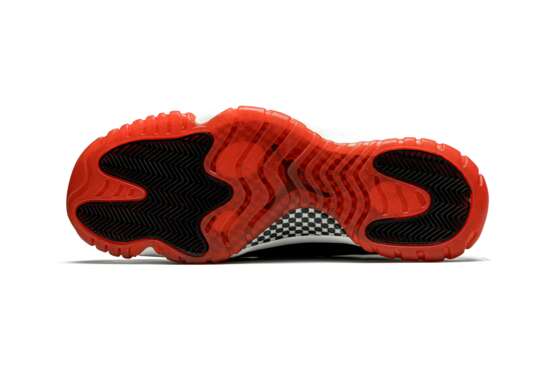 Air Jordan 11 “Bred,” Player Exclusive Sneaker - Foto 4