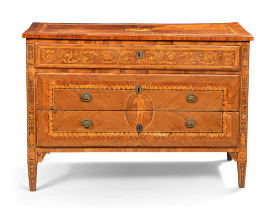 Maggiolini, Giuseppe. A NEAR PAIR OF MILANESE NEO-CLASSICAL WALNUT, TULIPWOOD AND MARQUETRY COMMODES - Foto 2