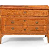 Maggiolini, Giuseppe. A NEAR PAIR OF MILANESE NEO-CLASSICAL WALNUT, TULIPWOOD AND MARQUETRY COMMODES - Foto 2