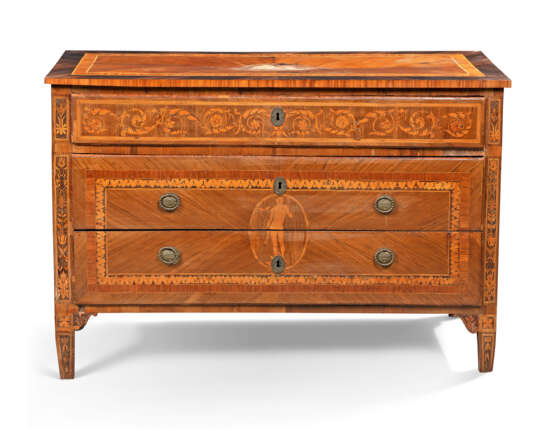 Maggiolini, Giuseppe. A NEAR PAIR OF MILANESE NEO-CLASSICAL WALNUT, TULIPWOOD AND MARQUETRY COMMODES - Foto 3