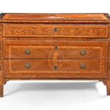 Maggiolini, Giuseppe. A NEAR PAIR OF MILANESE NEO-CLASSICAL WALNUT, TULIPWOOD AND MARQUETRY COMMODES - Foto 3