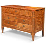 Maggiolini, Giuseppe. A NEAR PAIR OF MILANESE NEO-CLASSICAL WALNUT, TULIPWOOD AND MARQUETRY COMMODES - Foto 6