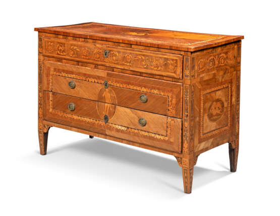 Maggiolini, Giuseppe. A NEAR PAIR OF MILANESE NEO-CLASSICAL WALNUT, TULIPWOOD AND MARQUETRY COMMODES - Foto 6