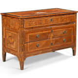Maggiolini, Giuseppe. A NEAR PAIR OF MILANESE NEO-CLASSICAL WALNUT, TULIPWOOD AND MARQUETRY COMMODES - Foto 7