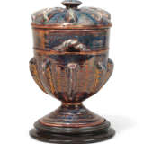 AN HISPANO-MORESQUE BLUE AND COPPER-LUSTRE VASE AND COVER - Foto 2