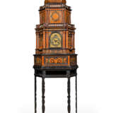 A CENTRAL ITALIAN MARQUETRY, EBONISED, PAINTED WOOD, BURR-WALNUT AND FRUITWOOD STRIKING TABLE CLOCK CABINET WITH ALARM - Foto 1