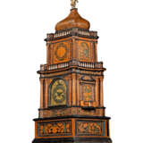 A CENTRAL ITALIAN MARQUETRY, EBONISED, PAINTED WOOD, BURR-WALNUT AND FRUITWOOD STRIKING TABLE CLOCK CABINET WITH ALARM - Foto 3