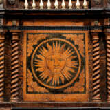 A CENTRAL ITALIAN MARQUETRY, EBONISED, PAINTED WOOD, BURR-WALNUT AND FRUITWOOD STRIKING TABLE CLOCK CABINET WITH ALARM - Foto 6