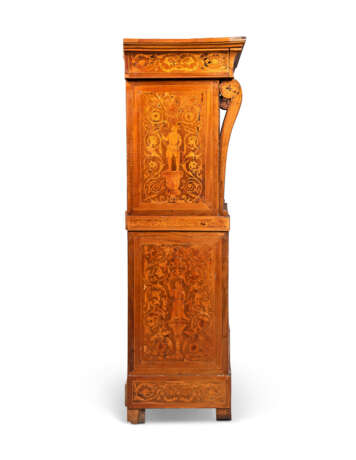 A NORTH ITALIAN WALNUT, FRUITWOOD, TULIPWOOD AND MARQUETRY SECRETAIRE-A-ABATTANT - Foto 3