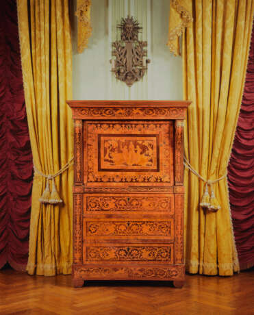 A NORTH ITALIAN WALNUT, FRUITWOOD, TULIPWOOD AND MARQUETRY SECRETAIRE-A-ABATTANT - Foto 6