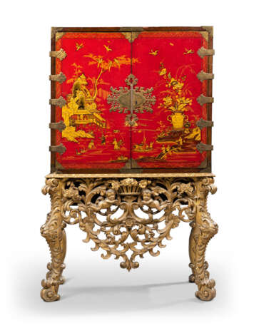 AN ENGLISH BRASS-MOUNTED SCARLET AND GILT-JAPANNED CABINET ON A GILTWOOD STAND - photo 1