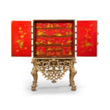 AN ENGLISH BRASS-MOUNTED SCARLET AND GILT-JAPANNED CABINET ON A GILTWOOD STAND - Foto 2