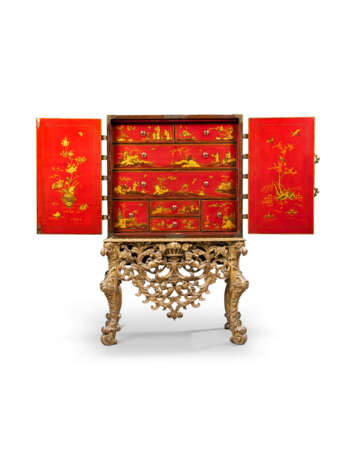 AN ENGLISH BRASS-MOUNTED SCARLET AND GILT-JAPANNED CABINET ON A GILTWOOD STAND - фото 2