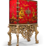 AN ENGLISH BRASS-MOUNTED SCARLET AND GILT-JAPANNED CABINET ON A GILTWOOD STAND - фото 3