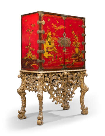 AN ENGLISH BRASS-MOUNTED SCARLET AND GILT-JAPANNED CABINET ON A GILTWOOD STAND - Foto 3