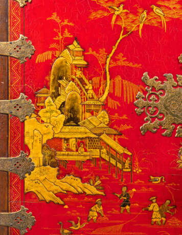 AN ENGLISH BRASS-MOUNTED SCARLET AND GILT-JAPANNED CABINET ON A GILTWOOD STAND - Foto 4