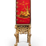 AN ENGLISH BRASS-MOUNTED SCARLET AND GILT-JAPANNED CABINET ON A GILTWOOD STAND - Foto 5