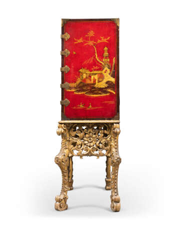 AN ENGLISH BRASS-MOUNTED SCARLET AND GILT-JAPANNED CABINET ON A GILTWOOD STAND - Foto 5