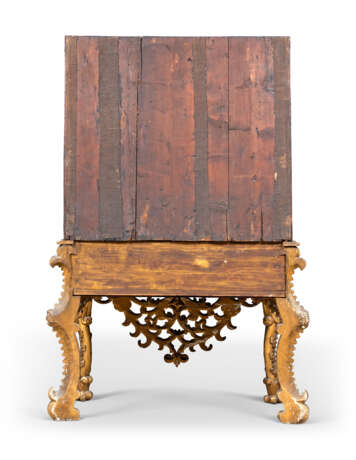 AN ENGLISH BRASS-MOUNTED SCARLET AND GILT-JAPANNED CABINET ON A GILTWOOD STAND - photo 6