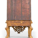 AN ENGLISH BRASS-MOUNTED SCARLET AND GILT-JAPANNED CABINET ON A GILTWOOD STAND - Foto 6