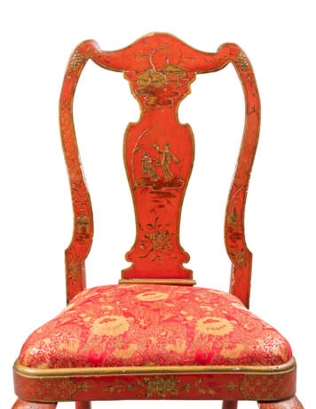 A PAIR OF NORTH EUROPEAN RED AND GILT JAPANNED SIDE CHAIRS - photo 2