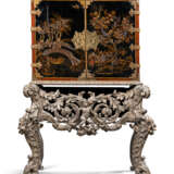 A WILLIAM AND MARY BRASS-MOUNTED BLACK, GILT AND POLYCHROME-JAPANNED CABINET ON A SILVERED STAND - Foto 1